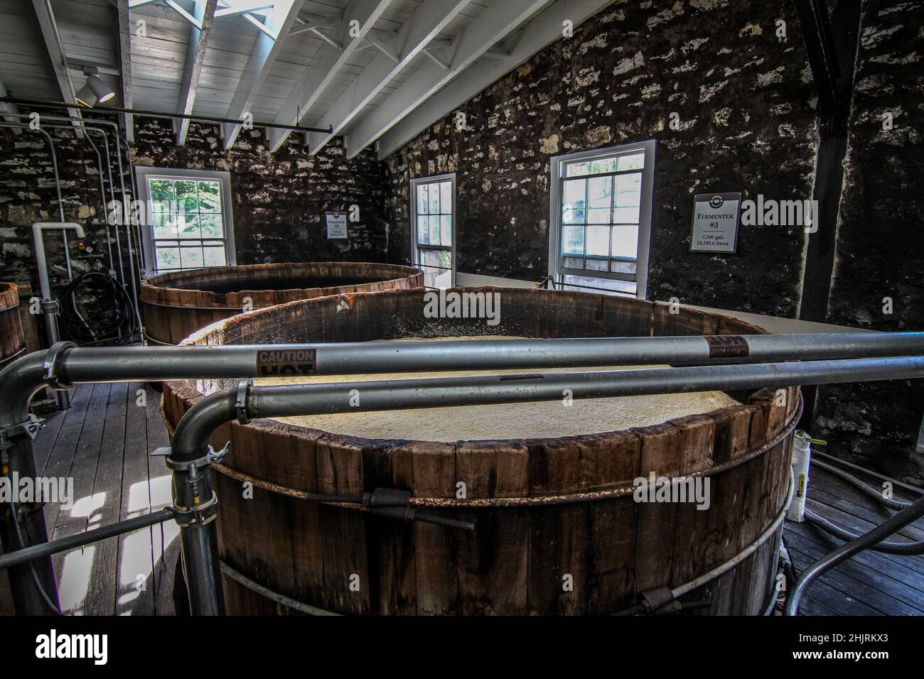 Observez le bourbon dans ces vieux fermenteurs en bois du Kentucky. Banque D'Images