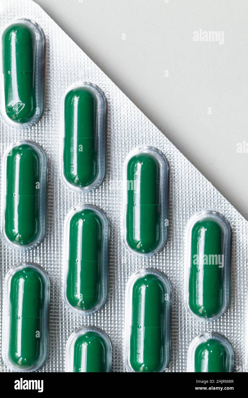 Paquet de capsules vertes, photo de gros plan, vue de dessus, photo verticale Banque D'Images