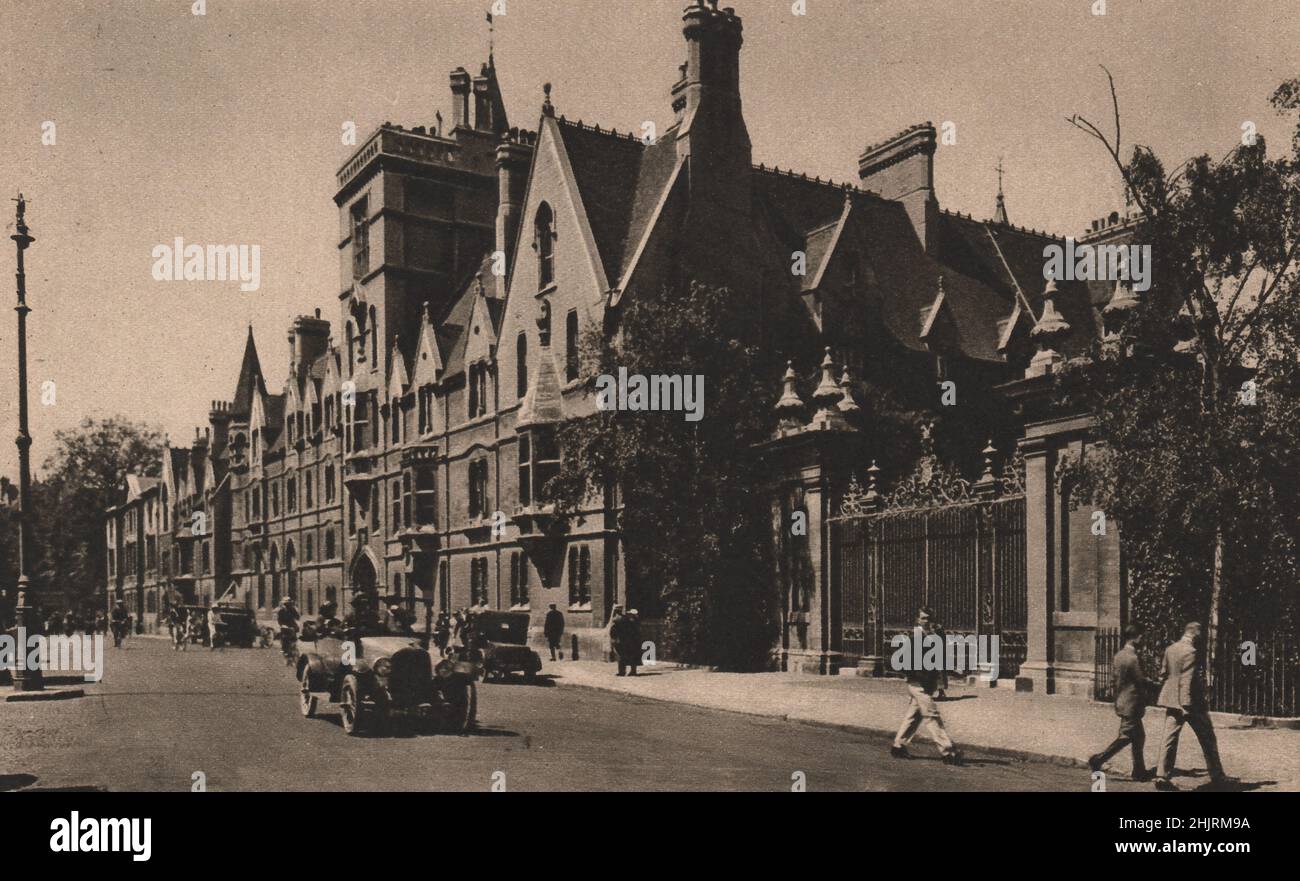 Balliol College, fondé à la fin du 13th siècle et à côté des bâtiments les plus récents de Broad Street se trouvent les portes en fer de Trinity. Oxford (1923) Banque D'Images
