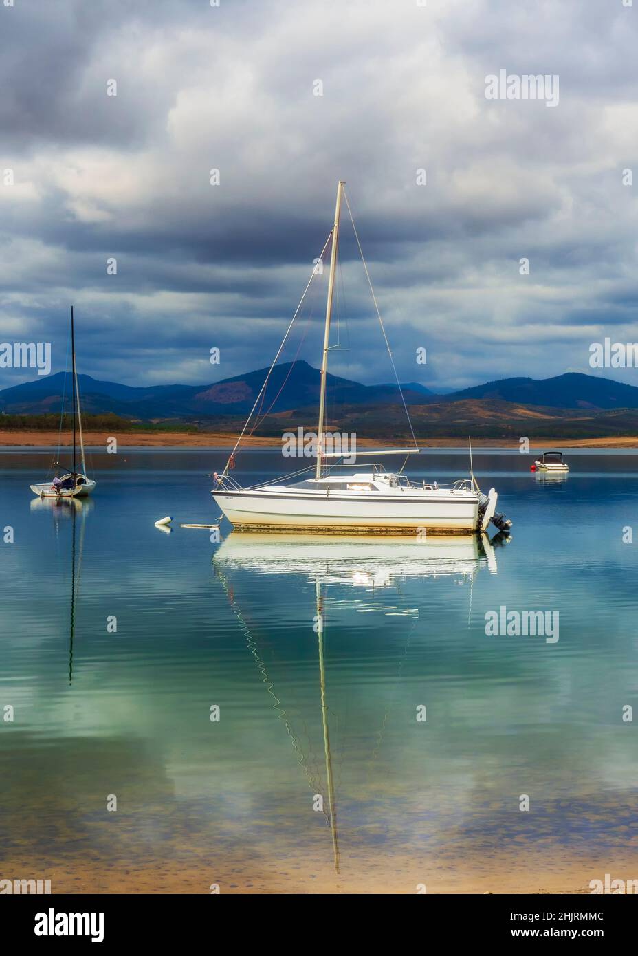 Bateau de plaisance se reflétant dans l'eau du lac Banque D'Images