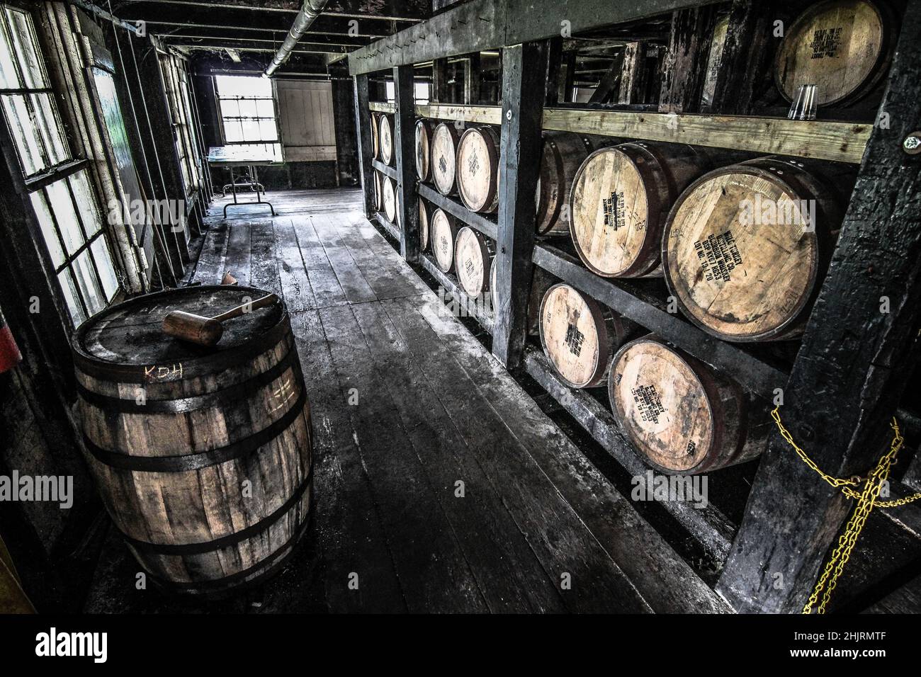 Barils de Bourbon vieillissant à la perfection dans une maison de rick à la distillerie de dinde sauvage. Banque D'Images