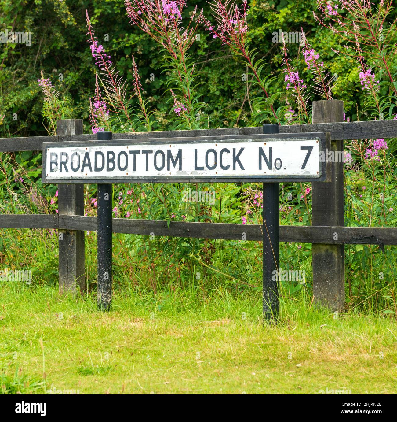 Panneau indiquant Broadbottom Lock sur le canal Rochdale Banque D'Images