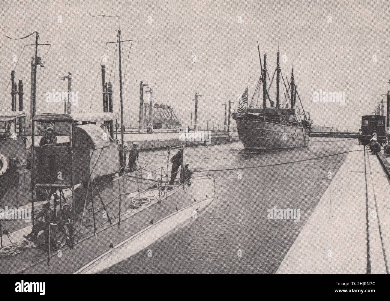 Fonctionnement des écluses de Gatun navires en attente de descente — free download