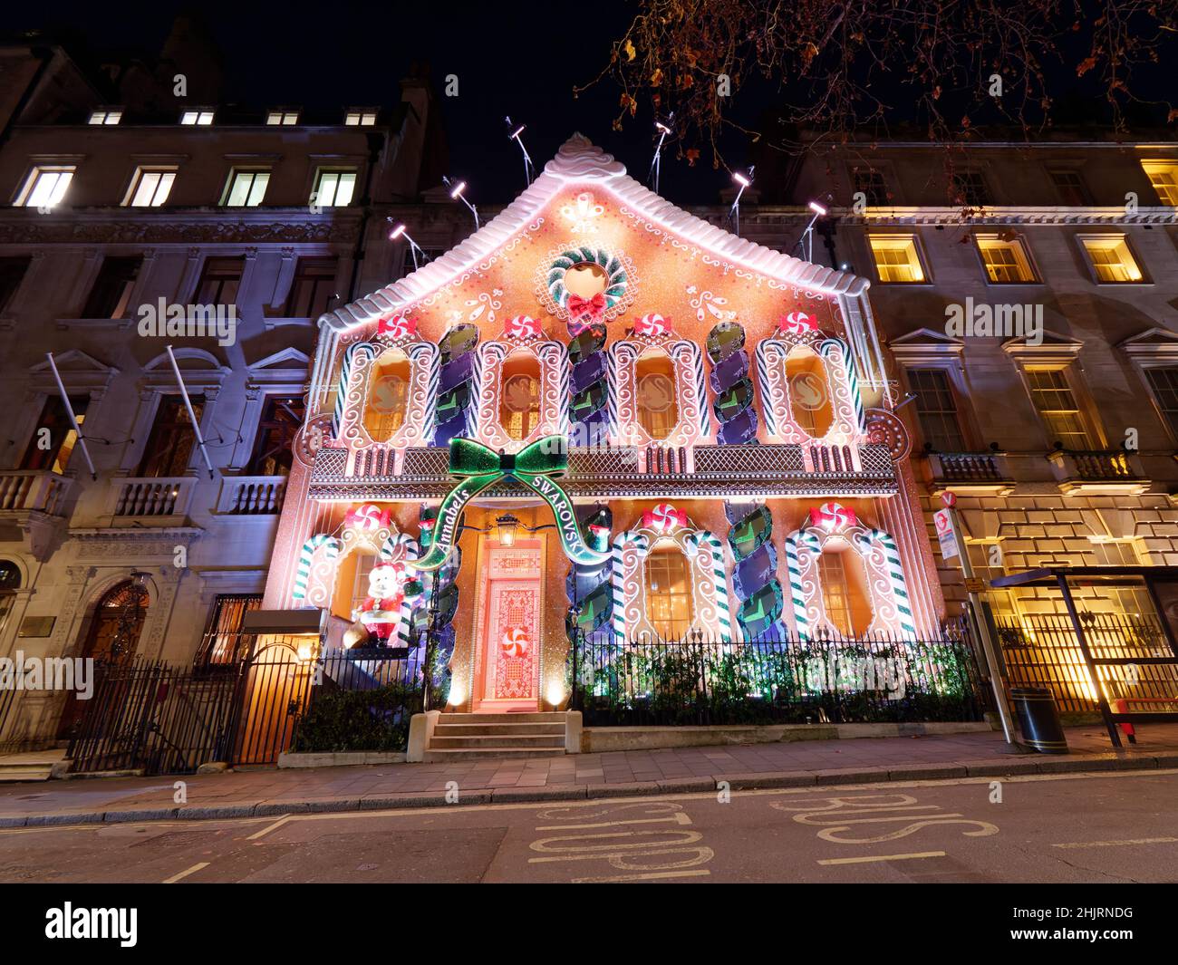 Londres, Grand Londres, Angleterre, janvier 4th 2022 : club privé Anabels avec sa façade de Noël Gingerbread House à Berkeley Square. Banque D'Images
