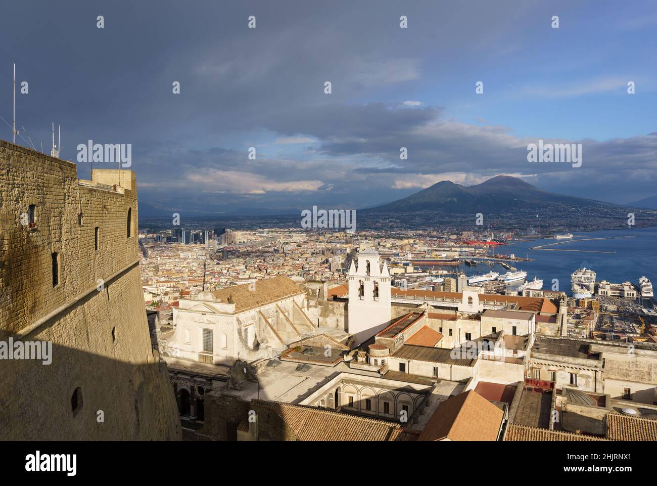 Vue imprenable sur le Castel Sant'Elmo surplombant la ville de Naples et le volcan Vésuve en arrière-plan, au bord de la mer Méditerranée en Italie Banque D'Images