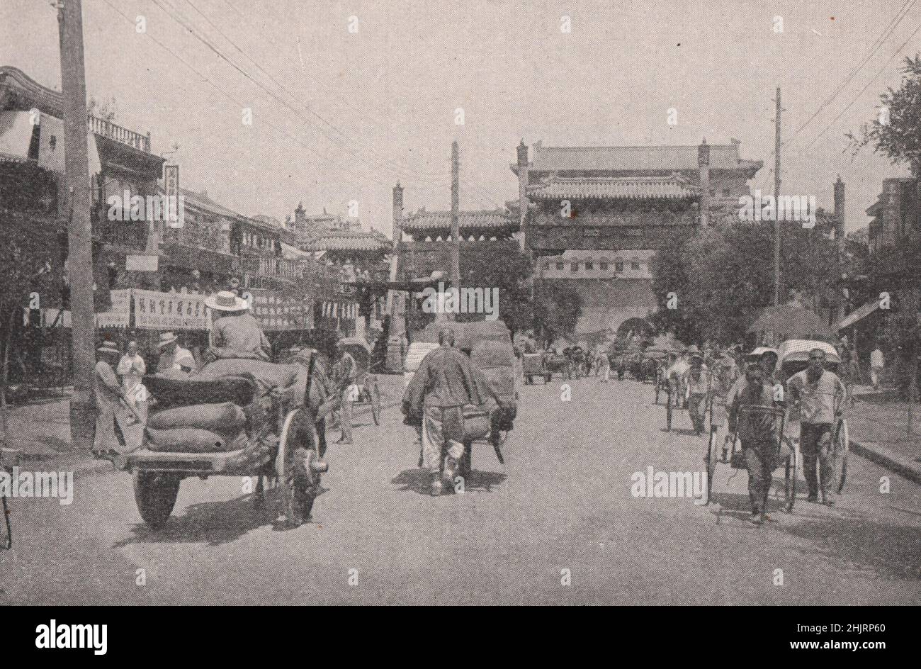 CH'ien men, l'une des dix portes de la ville de Tartar. Chine. Pékin (1923) Banque D'Images