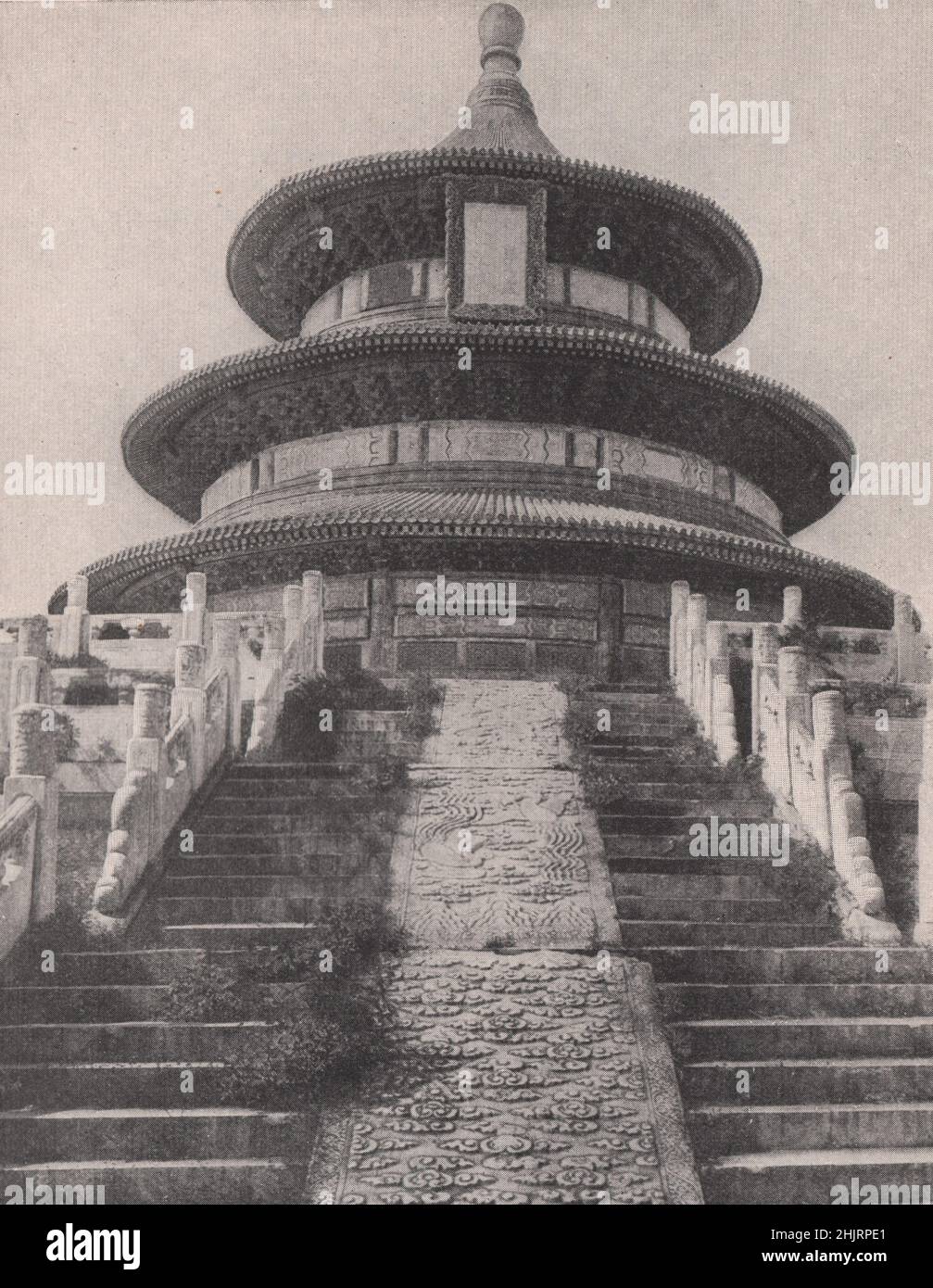Escalier vers le Temple du ciel dans la ville extérieure. Chine. Pékin (1923) Banque D'Images