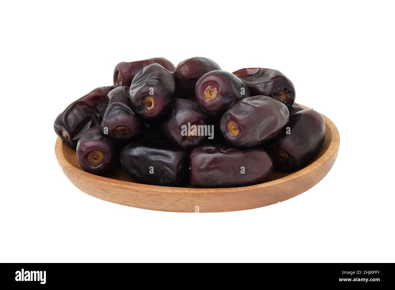 Assiette en bois de fruits dattes, isolée sur blanc. Banque D'Images