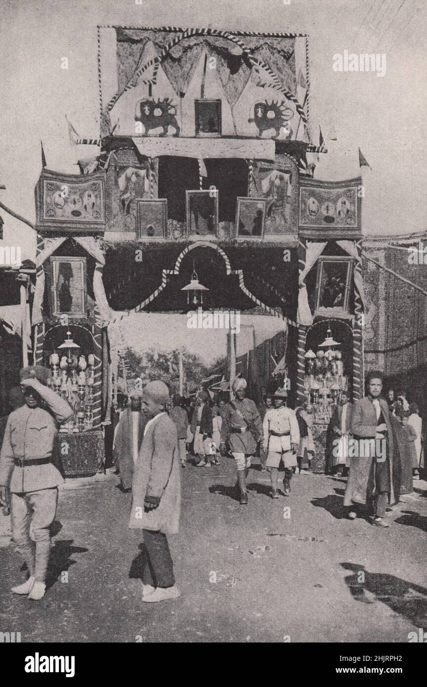 Rue à Kazvin décorée pour accueillir le Shah. Chine. Pékin (1923) Banque D'Images