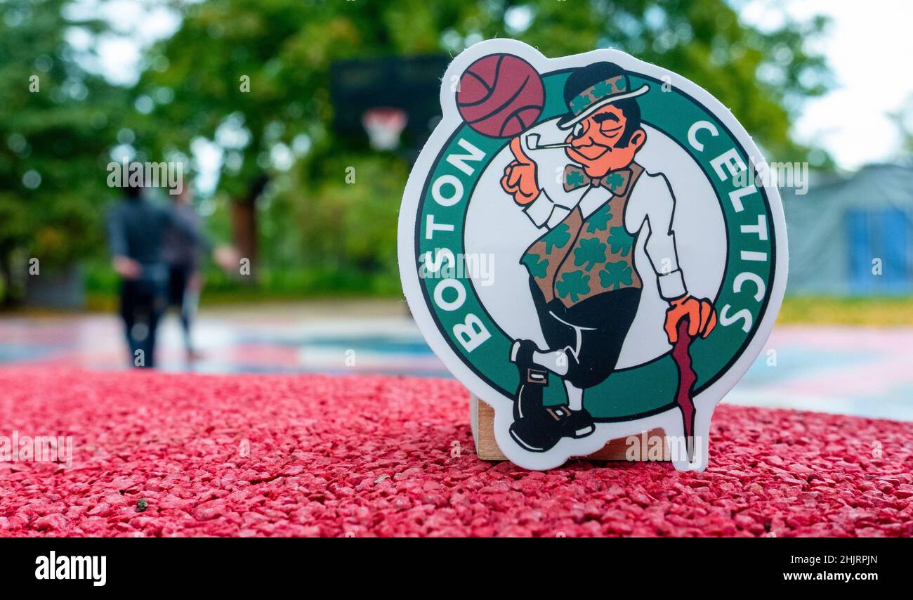 15 septembre 2021, Boston, USA, emblème du club de basket-ball Boston Celtics sur le terrain de sport. Banque D'Images