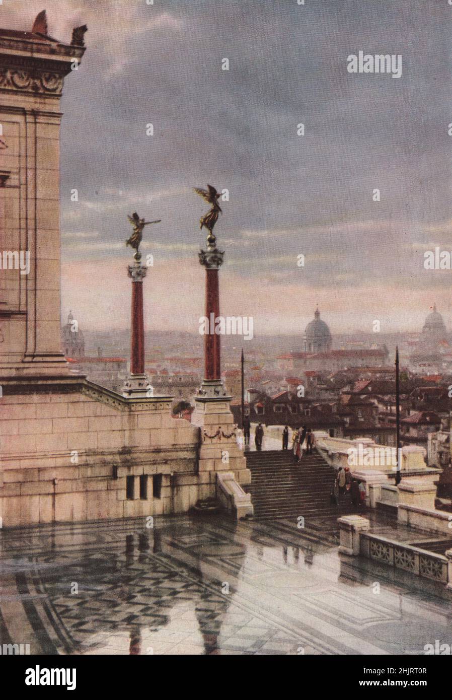 Le monument du roi Victor Emmanuel II sur le capitole commande la ville vers le nord jusqu'à Saint-Andrea della Valle et Saint-Pierre. Rome (1923) Banque D'Images