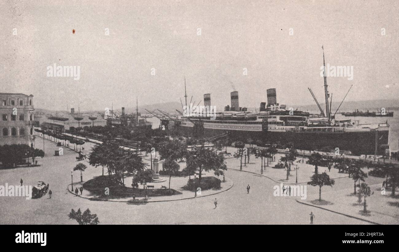 Là où les grands paquebots déchargent des passagers et du fret dans le port protégé de Rio. Rio de Janeiro (1923) Banque D'Images