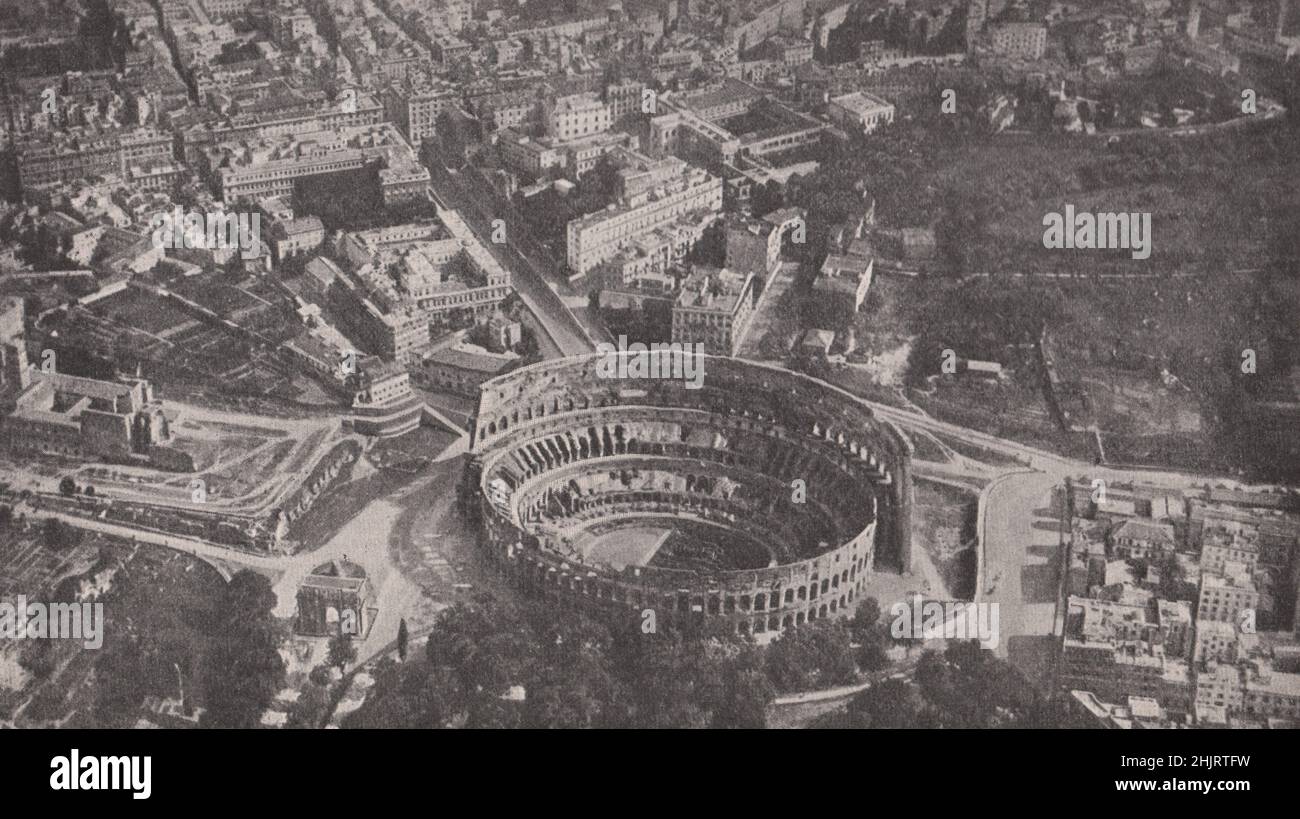 Surplombant l'ancien Colisée romain, l'une des structures les plus imposantes du monde. Rome (1923) Banque D'Images