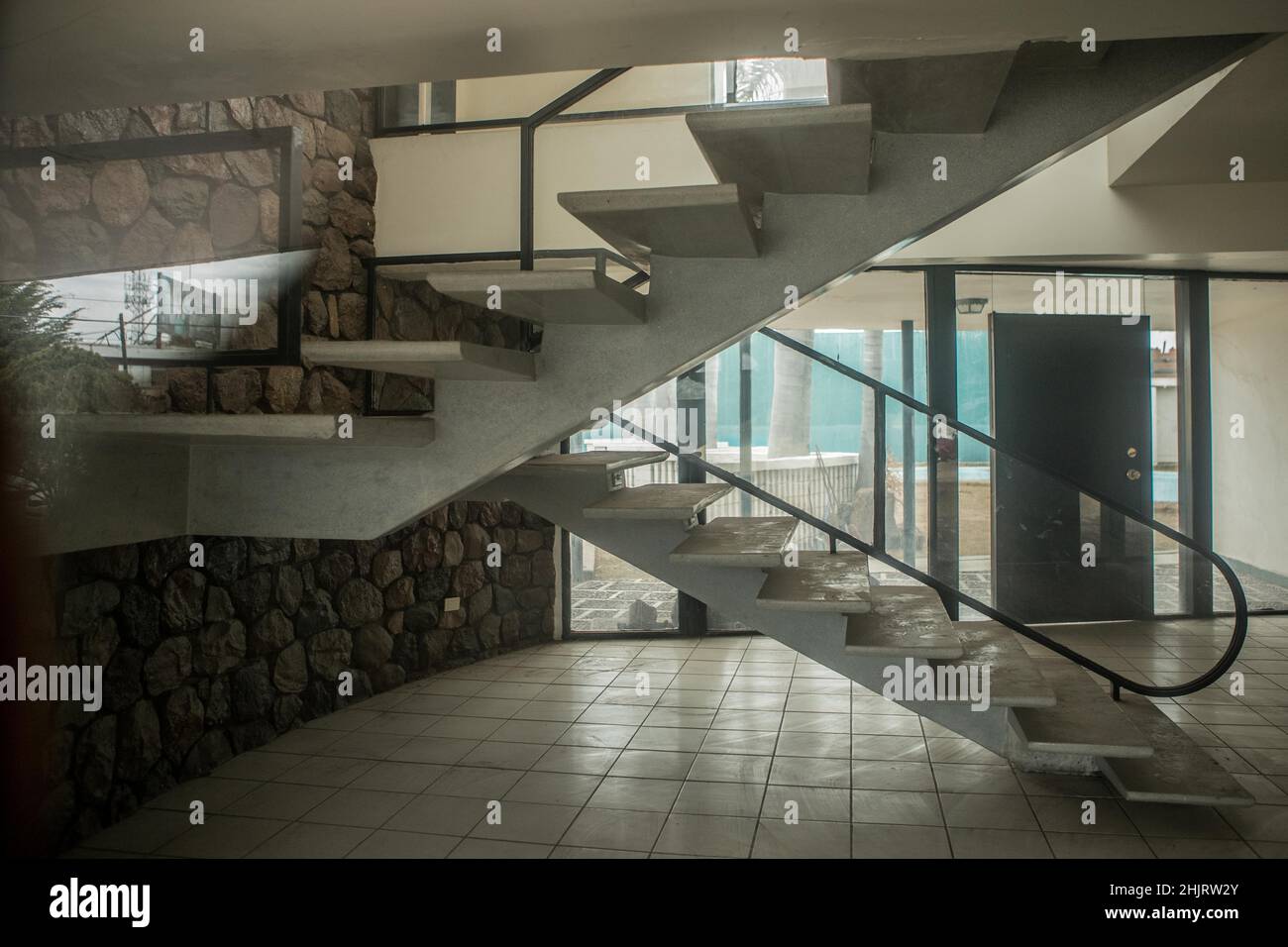 Casa de la calle Sinaloa entre Morelos y Nainari en CD. Obregon. Su frase es: 26mai 2018. (Photo:Luis Gutierrez/ NortePhoto.com) pclaves: arquitectura ,casa, casa antigua, casa clásica, años, años 70s, años 60s, años 50s, 50s, 60s, 70s, sala, escameras, escamera, primaire piso, intérieur, arquitectura sonorense, Banque D'Images