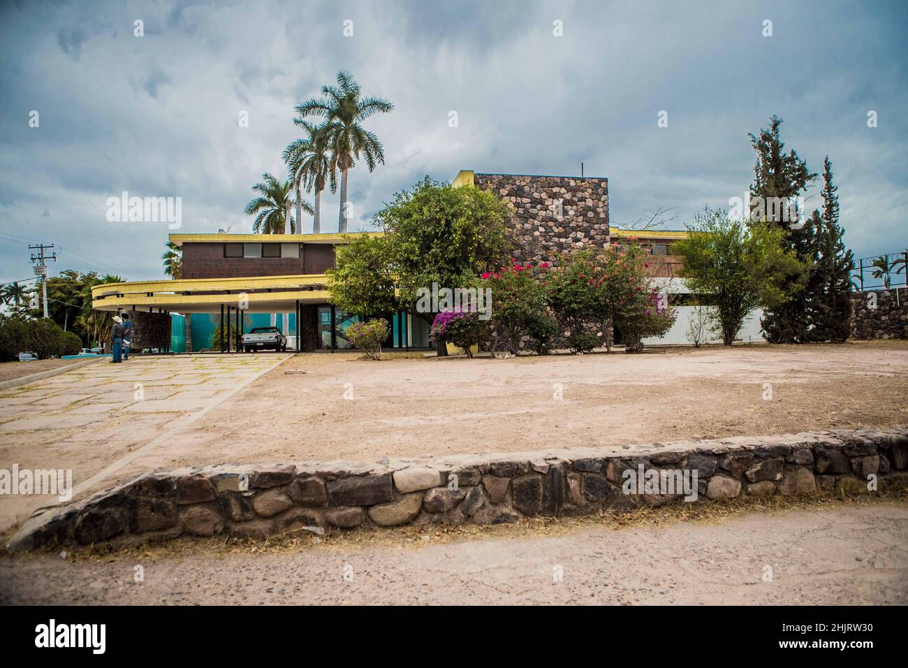 Casa de la calle Sinaloa entre Morelos y Nainari en CD. Obregon. Su frase es: 26mai 2018. (Photo:Luis Gutierrez/ NortePhoto.com) pclaves: arquitectura ,casa, casa antigua, casa clásica, años, años 70s, años 60s, años 50s, 50s, 60s, 70s, patio, vacío, solo, abandonné, abandonné, vacio, espacio vacio, extérieur, dia gris, fachada, riqueza, auto, cohera, coche, auto clásico, palmeras, extérieur fachada, extérieur, palmera Banque D'Images