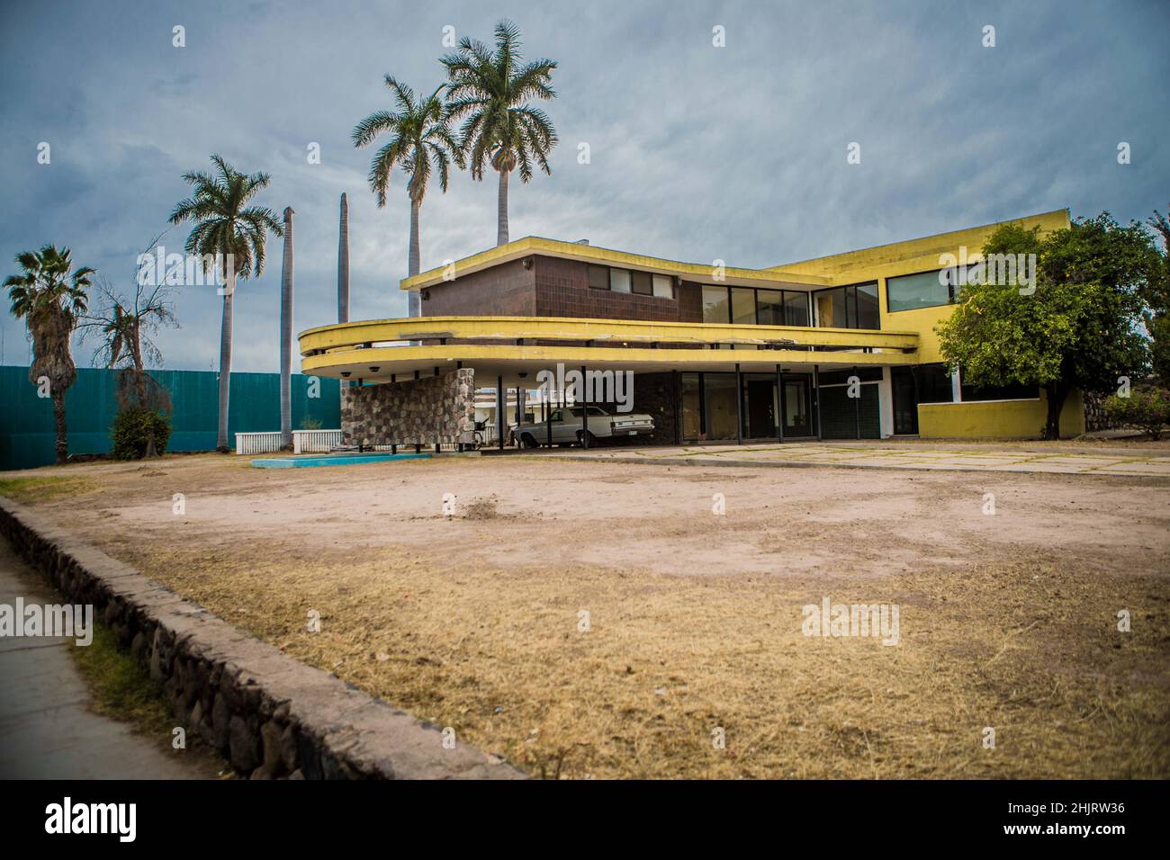 Casa de la calle Sinaloa entre Morelos y Nainari en CD. Obregon. Su frase es: 26mai 2018. (Photo:Luis Gutierrez/ NortePhoto.com) pclaves: arquitectura ,casa, casa antigua, casa clásica, años, años 70s, años 60s, años 50s, 50s, 60s, 70s, patio, vacío, solo, abandonné, abandonné, vacio, espacio vacio, extérieur, dia gris, fachada, riqueza, auto, cohera, coche, auto clásico, palmeras, extérieur fachada, extérieur, palmera Banque D'Images