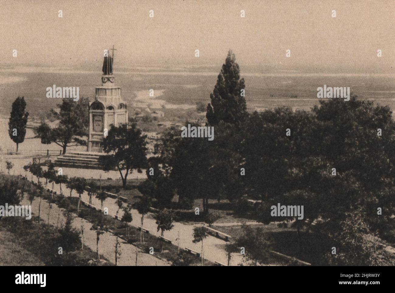 Du sommet d'une colline à Kiev, Saint Vladimir regarde vers le bas sur le Dniepr et sur la plaine arrosée par de nombreux ruisseaux. Ukraine (1923) Banque D'Images