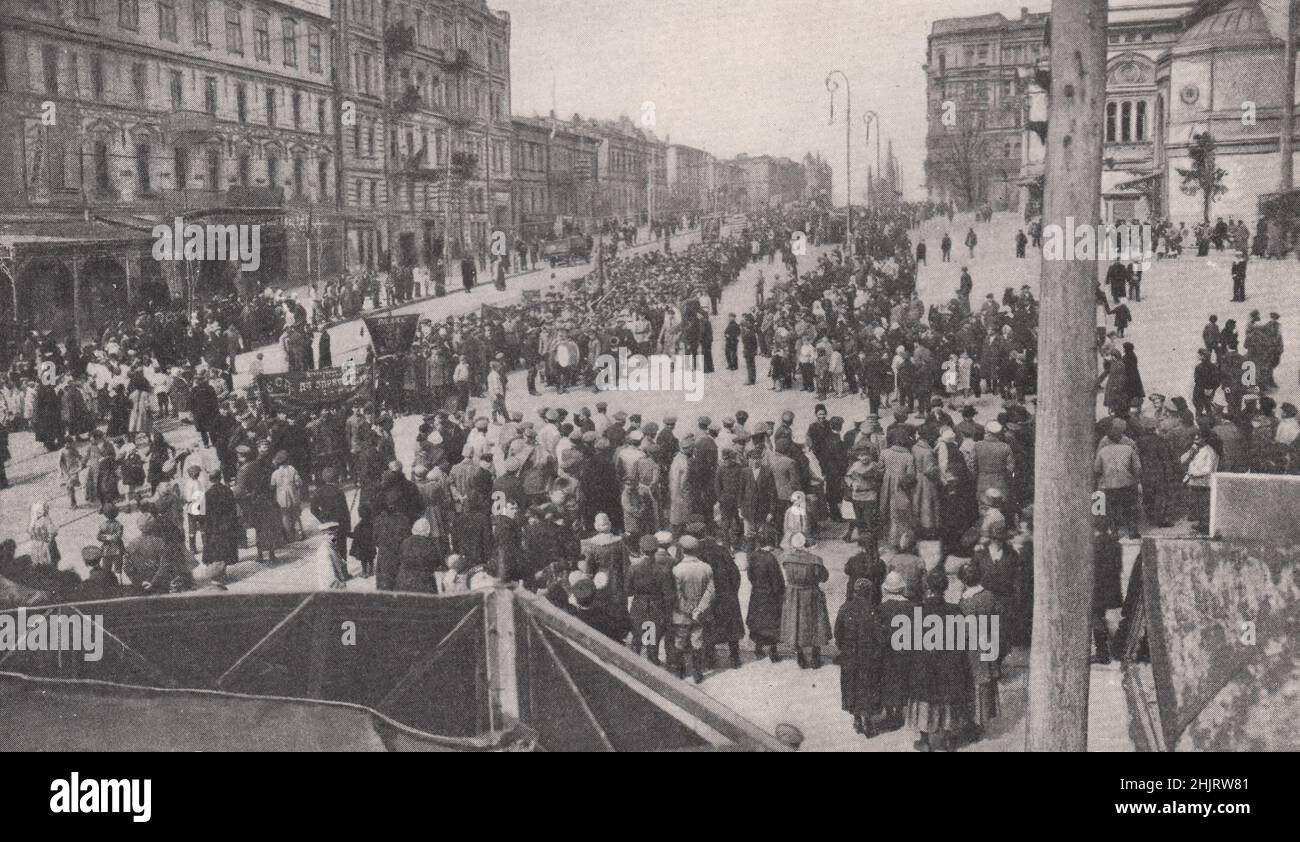 Les célébrations du jour de mai sous le régime soviétique à Kiev, « la mère des villes russes ». Ukraine (1923) Banque D'Images