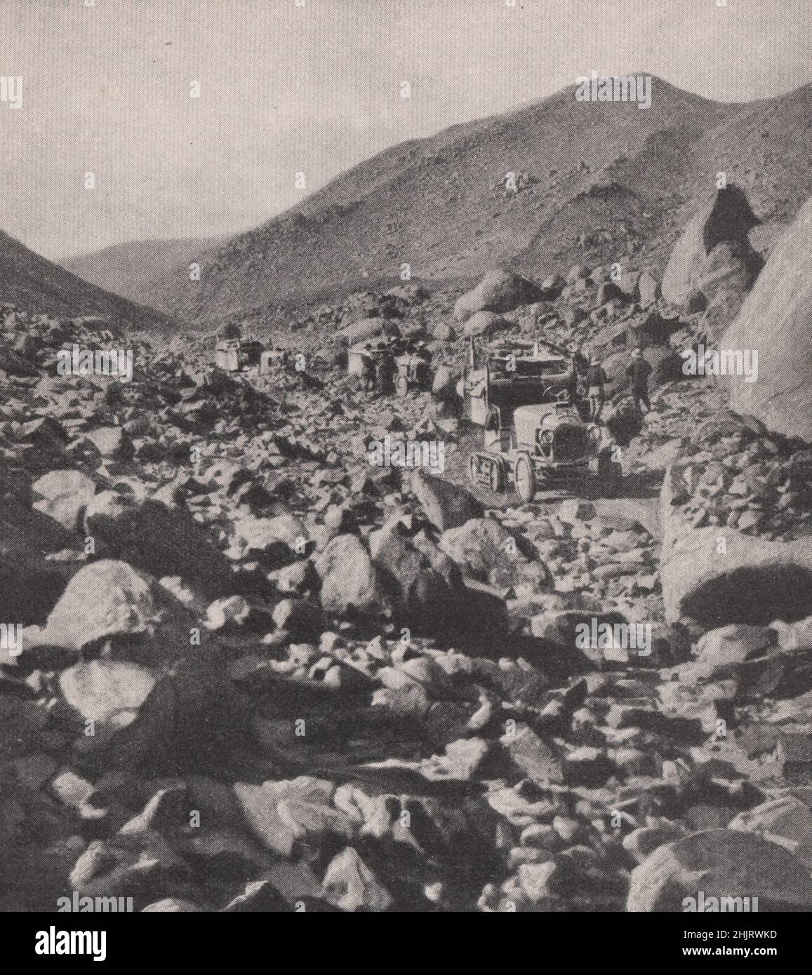 Rocky Hills et gorges parsemées de rochers dans le Sahara. Niger (1923) Banque D'Images