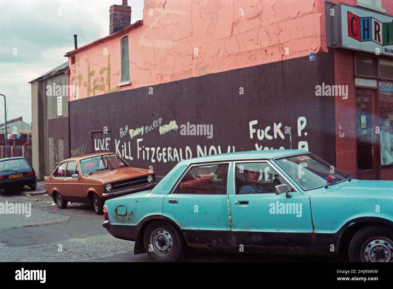 Écrire sur un mur de maison lecture «Kill Fitzgerald Now», avril 1986, Belfast, Irlande du Nord Banque D'Images