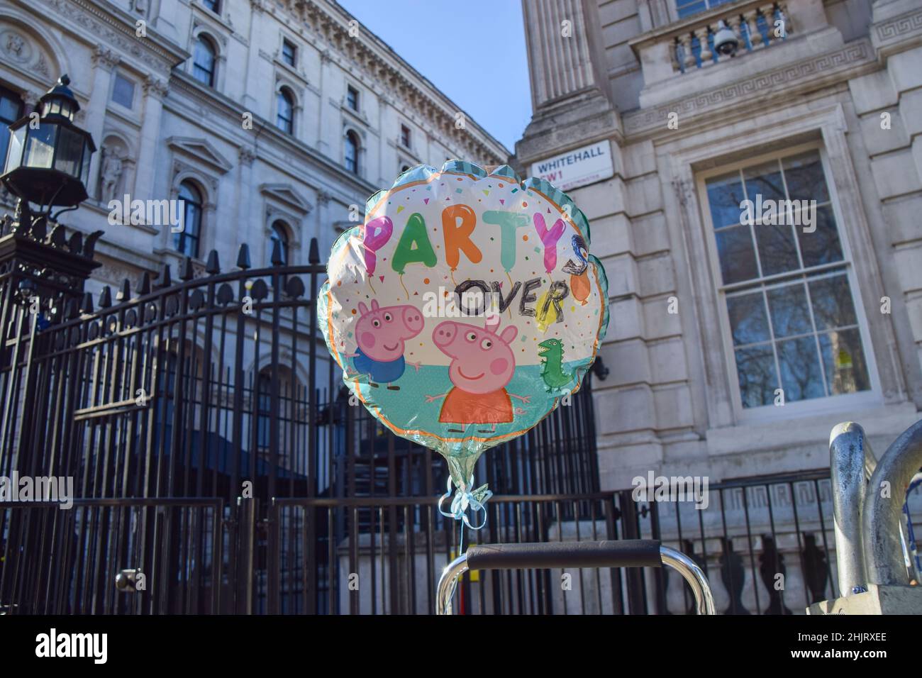 Londres, Royaume-Uni.31st janvier 2022.Le ballon « Party's Over » est visible pendant la manifestation.Les manifestants ont placé un squelette « appréciant » du fromage, du vin et un gâteau d'anniversaire devant Downing Street, tout en attendant le rapport de Sue Gray sur Boris Johnson et les parties de confinement.(Photo de Vuk Valcic/SOPA Images/Sipa USA) crédit: SIPA USA/Alay Live News Banque D'Images