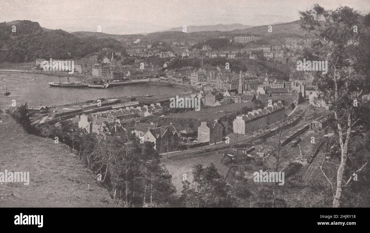 Oban, centre de beauté et célèbre centre touristique d'Argyllshire, sur sa baie verrouillée. Ecosse (1923) Banque D'Images