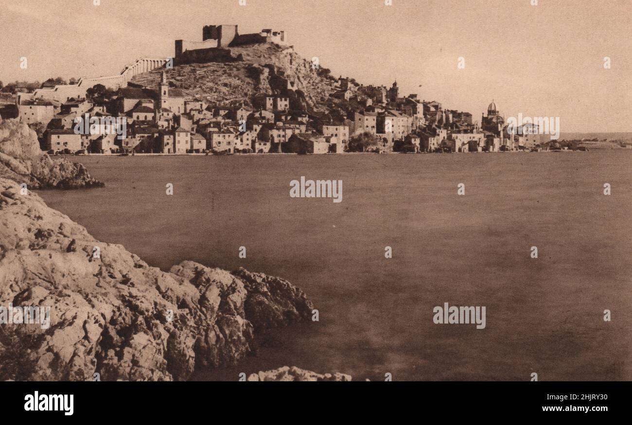 Sebenico entoure une colline au sommet d'un château à l'embouchure de la rivière Kerka en Dalmatie. Sur la droite se trouve la cathédrale datant du 15th siècle. Croatie. Balkans (1923) Banque D'Images Sebenico entoure une colline au sommet d'un château à l'embouchure de la rivière Kerka en Dalmatie. Sur la droite se trouve la cathédrale datant du 15th siècle. Croatie. Balkans (1923) Banque D'Images