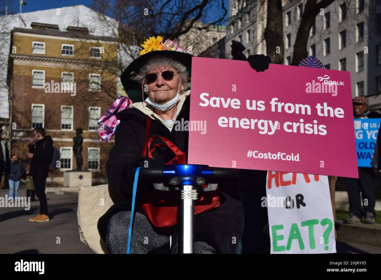 Londres, Royaume-Uni.31st janvier 2022.Un manifestant tient un écriteau « Save US from the Energy Crisis » pendant le rassemblement.l'organisation caritative Age UK a été rejointe par des manifestants devant Downing Street lorsqu'ils ont remis une lettre à Boris Johnson signée par plus de 97700 personnes, exhortant le gouvernement à aider les personnes âgées avec leurs factures d'énergie.Un million de personnes âgées vivent dans la pauvreté énergétique et ne peuvent pas se permettre le coût du chauffage pendant l'hiver.(Photo de Vuk Valcic/SOPA Images/Sipa USA) crédit: SIPA USA/Alay Live News Banque D'Images