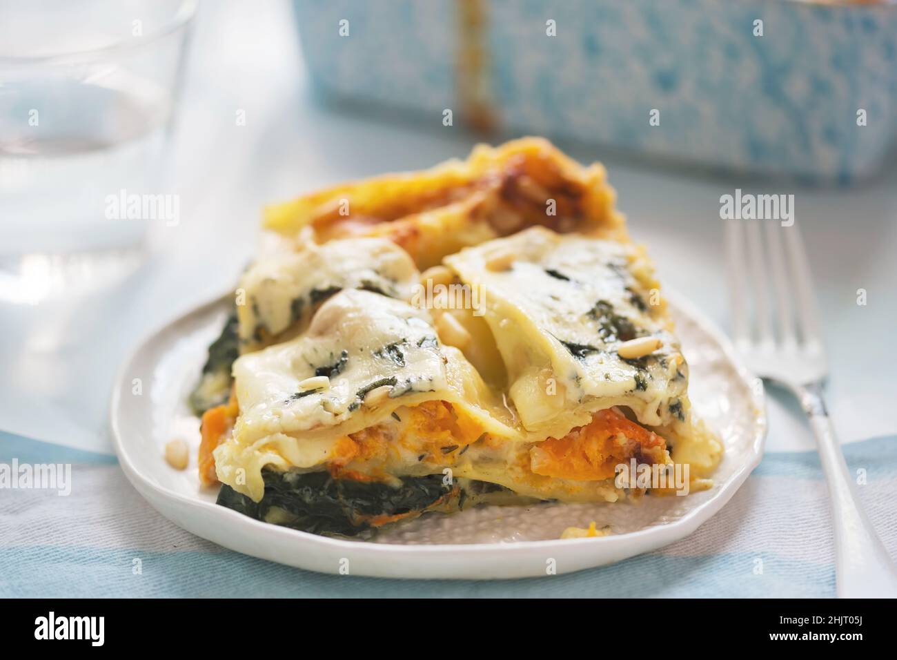 Lasagnes végétariennes à la citrouille caramélisée, aux épinards et aux trois fromages Banque D'Images