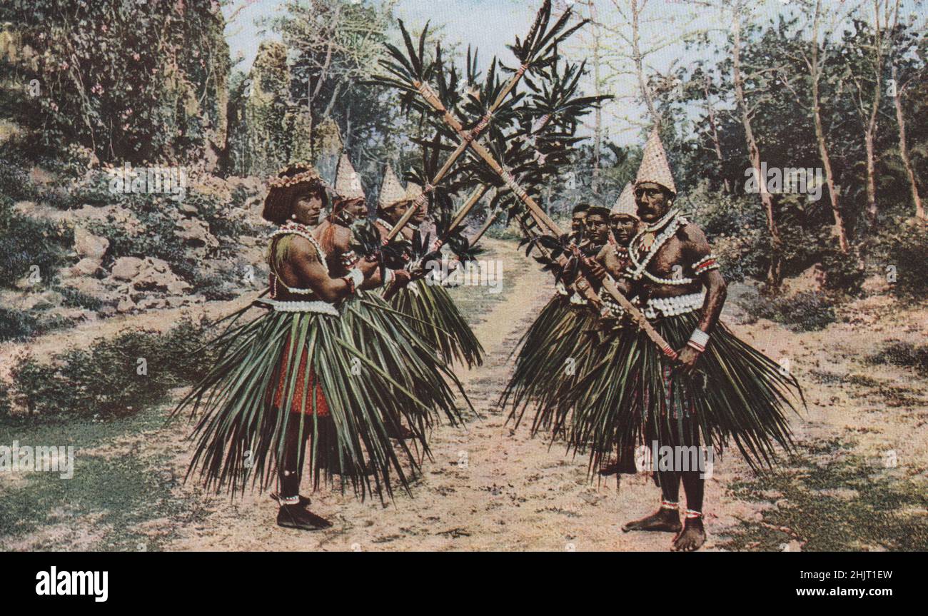 Danseurs d'Ocean Island avec des poteaux décorés de tuffes de plumes. Kiribati (1923) Banque D'Images