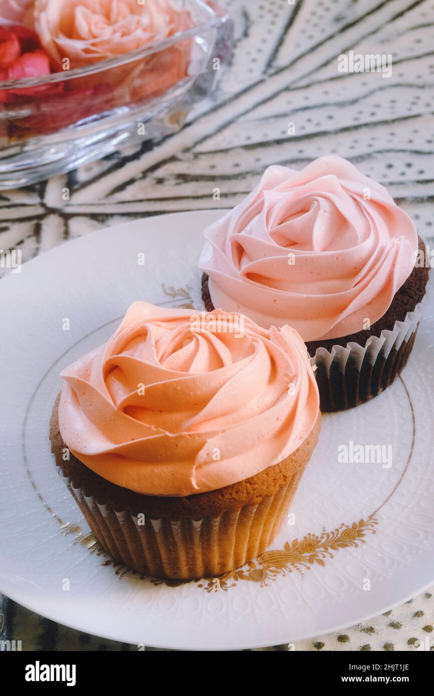 Des cupcakes roses élégants sur une assiette en porcelaine de marque, États-Unis Banque D'Images