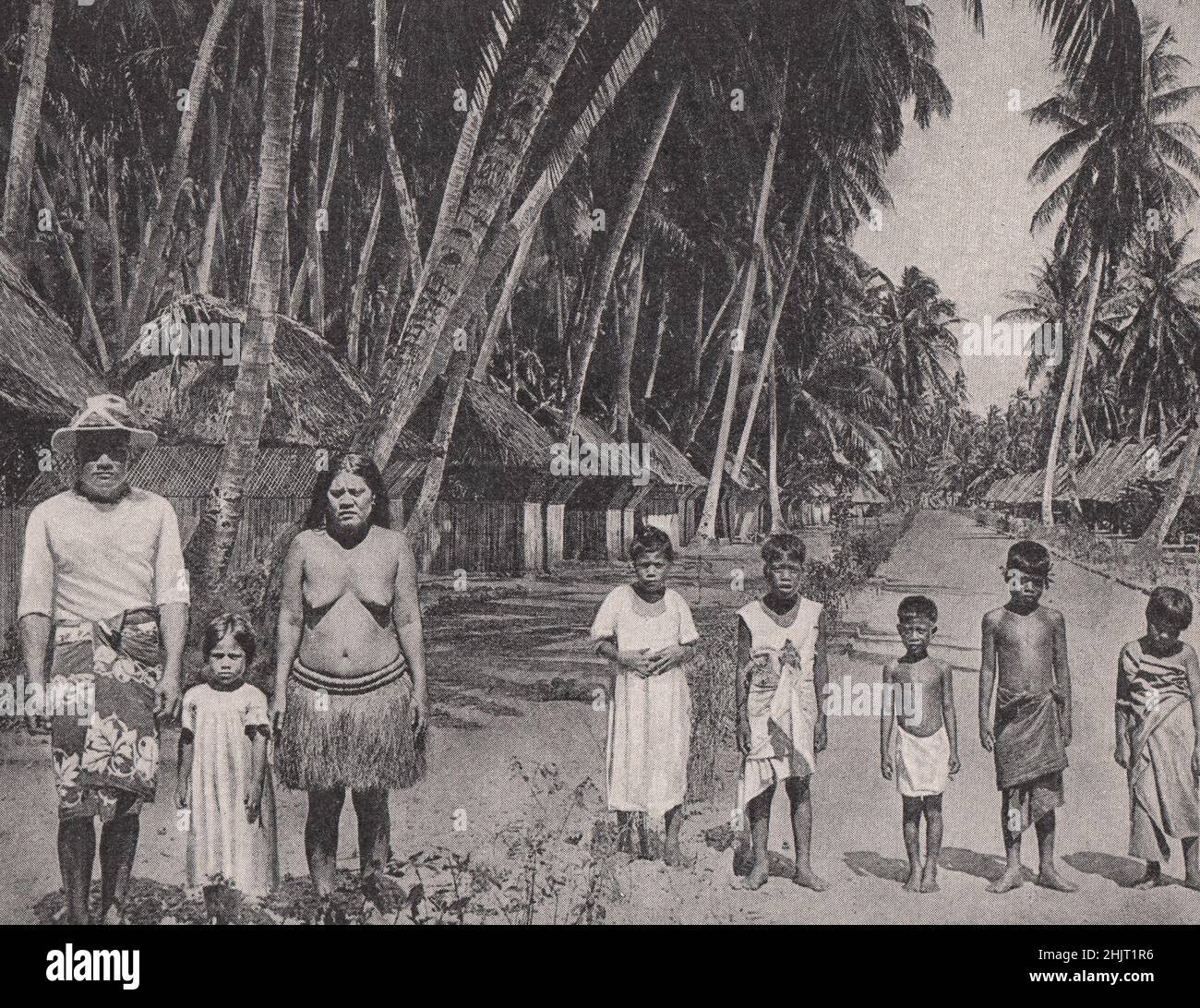 À la maison avec les enfants de Tarawa tropical. Kiribati. Îles du Pacifique Sud (1923) Banque D'Images