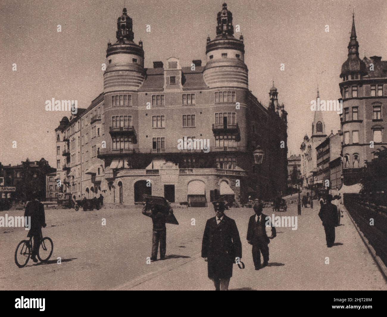 L'originalité de la conception est encouragée, comme on peut le voir de l'aspect quelque peu étrange de ce nouveau bloc d'appartements. Suède. Stockholm (1923) Banque D'Images