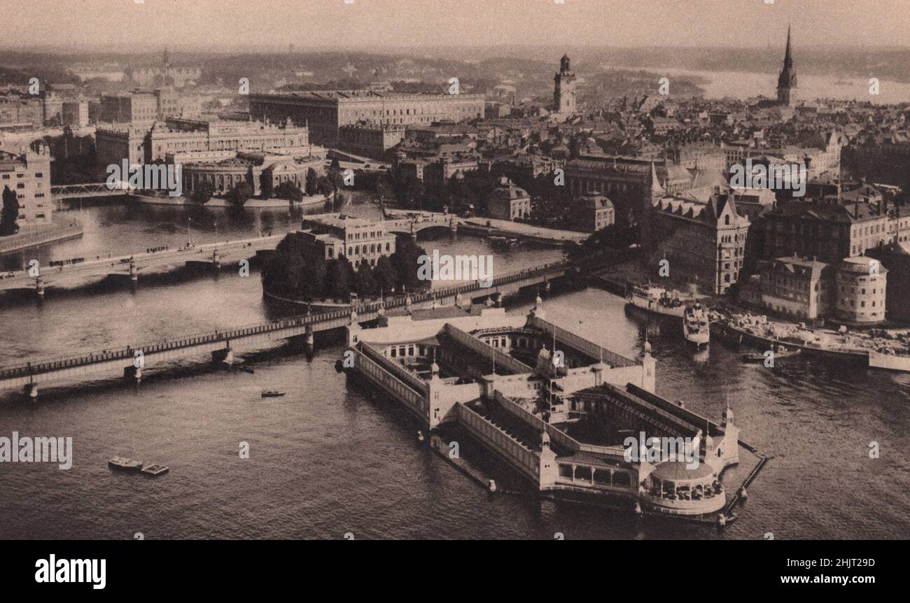 Stockholm. Bains de natation, palais royal à gauche de la tour Stor Kyrka. Au-delà du deuxième pont se trouvent les chambres du Parlement. Stockholm (1923) Banque D'Images