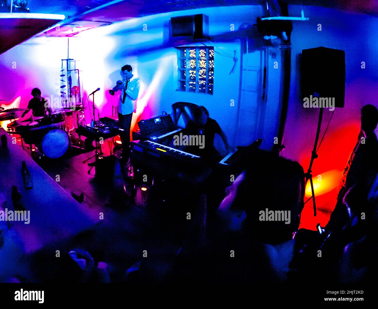 Jazz Band dans Neon Filtered Lighting Effect Banque D'Images