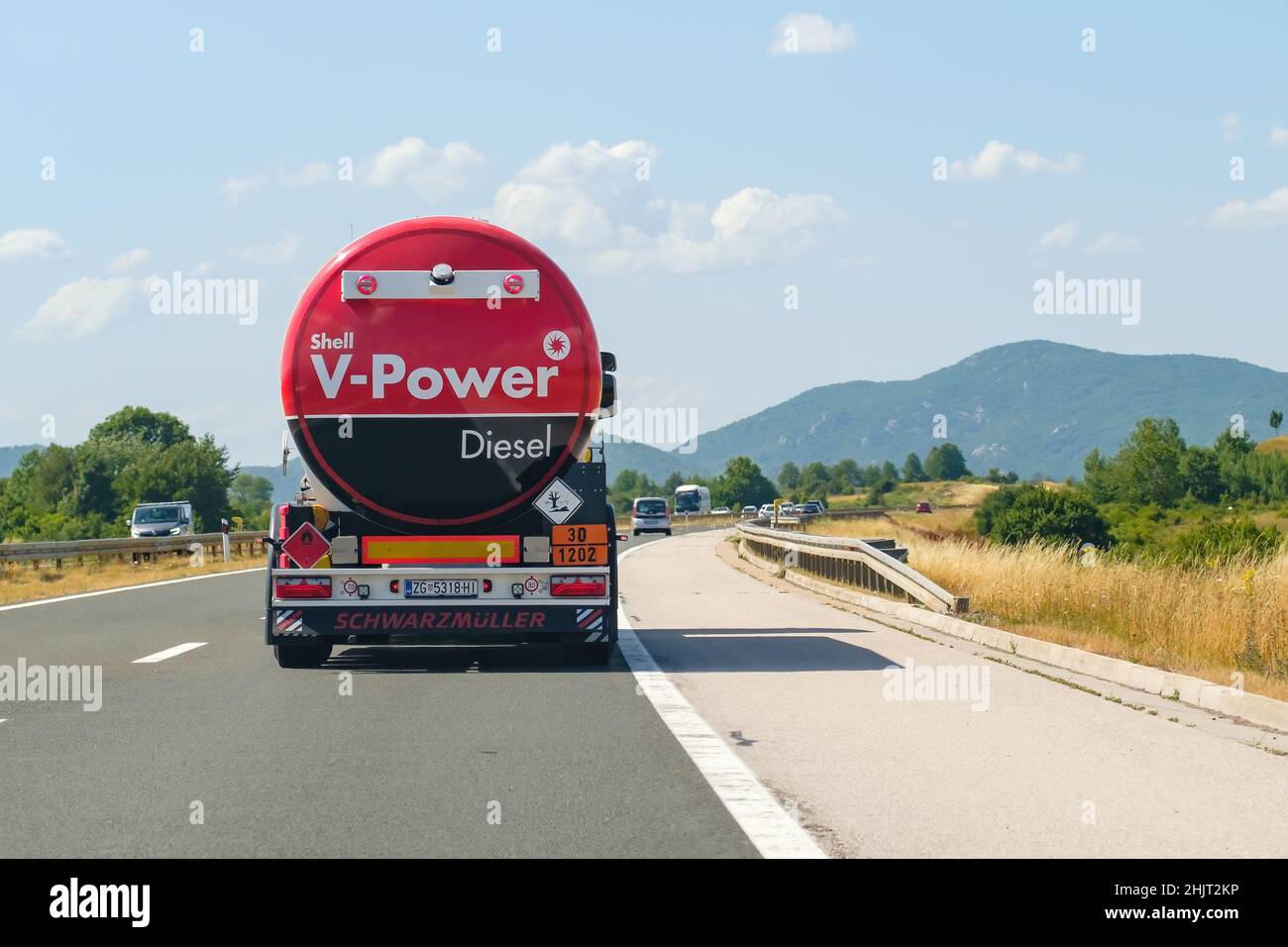 Shell V Power Diesel camion-citerne transporte de l'essence sur l'autoroute avec des montagnes en arrière-plan, octobre 2021, Zadar, Croatie. Banque D'Images