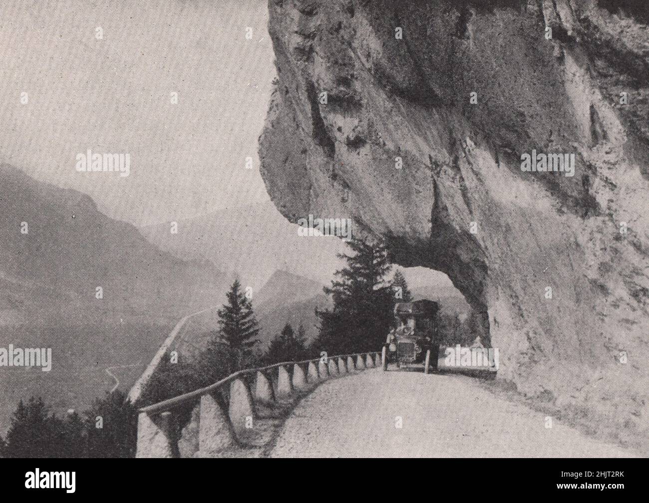 Où une rampe marque un précipice sur le col de Brunig. Suisse (1923) Banque D'Images