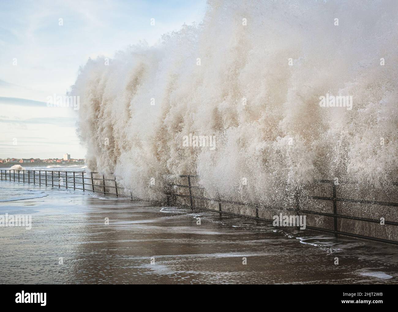 Vagues de tempête sauvage à Whitley Bay, North Tyneside Banque D'Images