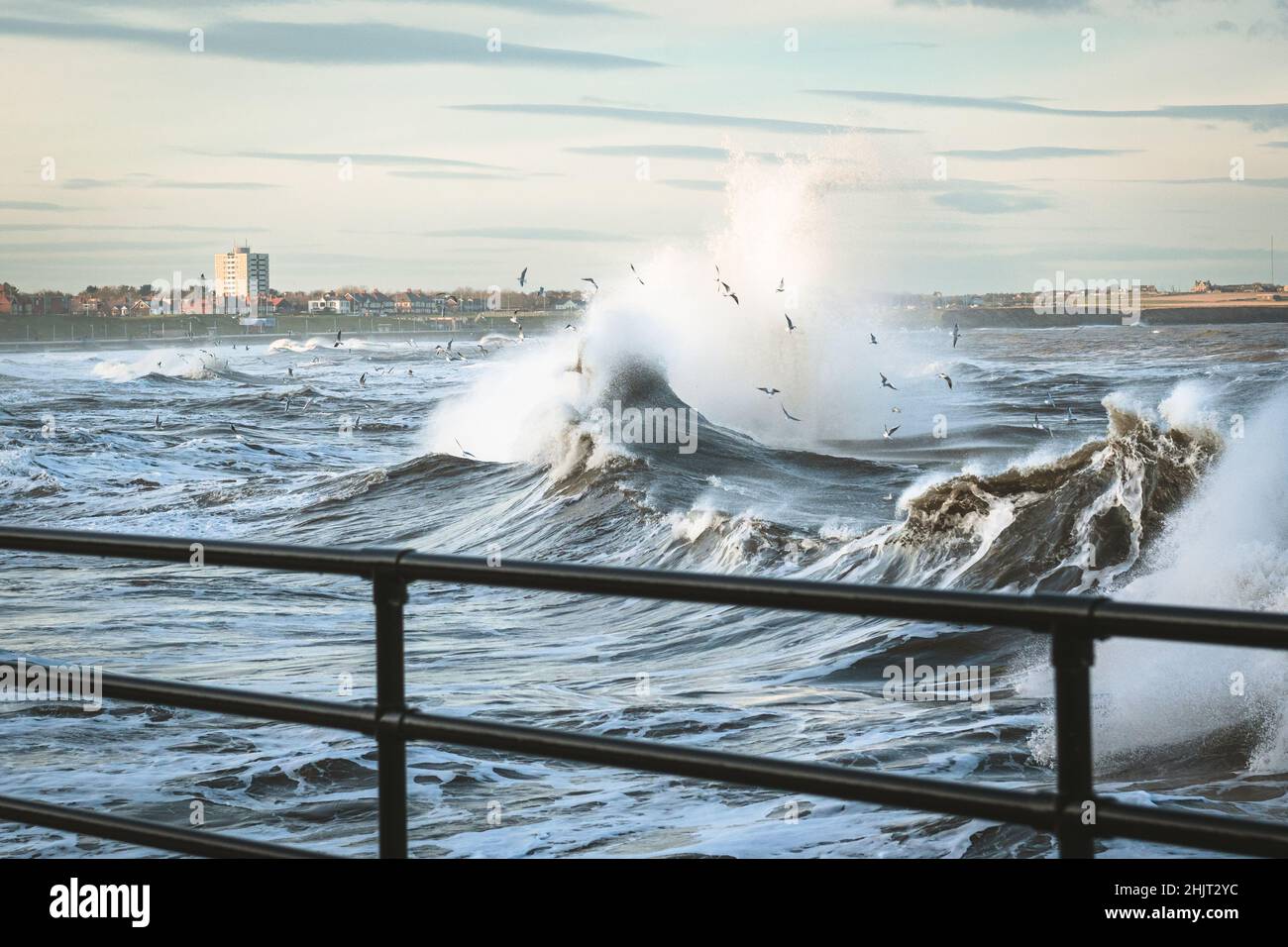 Vagues de tempête sauvage à Whitley Bay, North Tyneside Banque D'Images