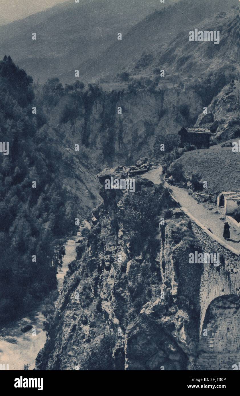 À Stalden, un chemin de bride se tord le long du bord d'une grande fente au fond de laquelle s'empathe la Visp de Saaser. Suisse (1923) Banque D'Images