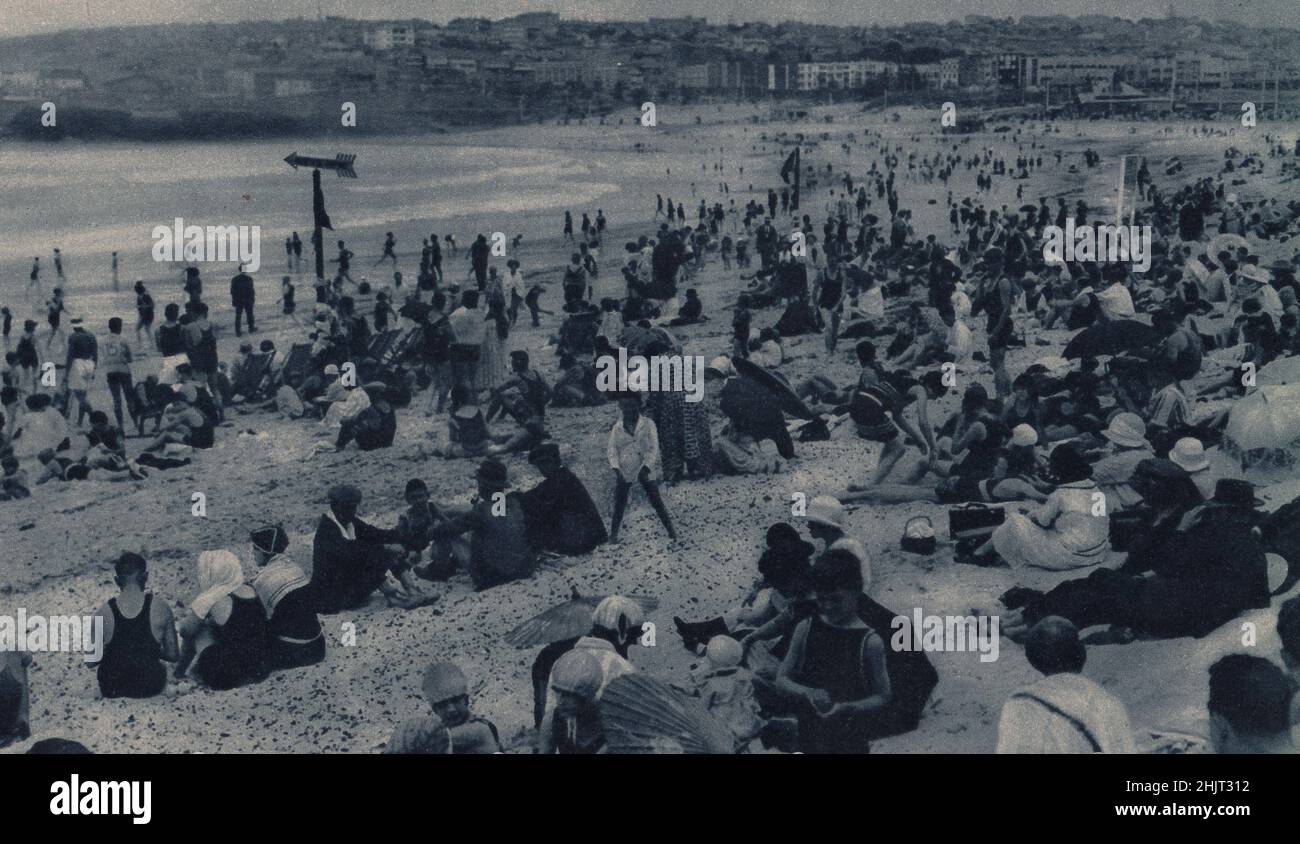 Bondi Beach est l'une des plus belles stations de surf-baignade de la ville. Les corps de volontaires spéciaux qui sauvent la vie sont toujours prêts en cas d'accident. Sydney (1923) Banque D'Images