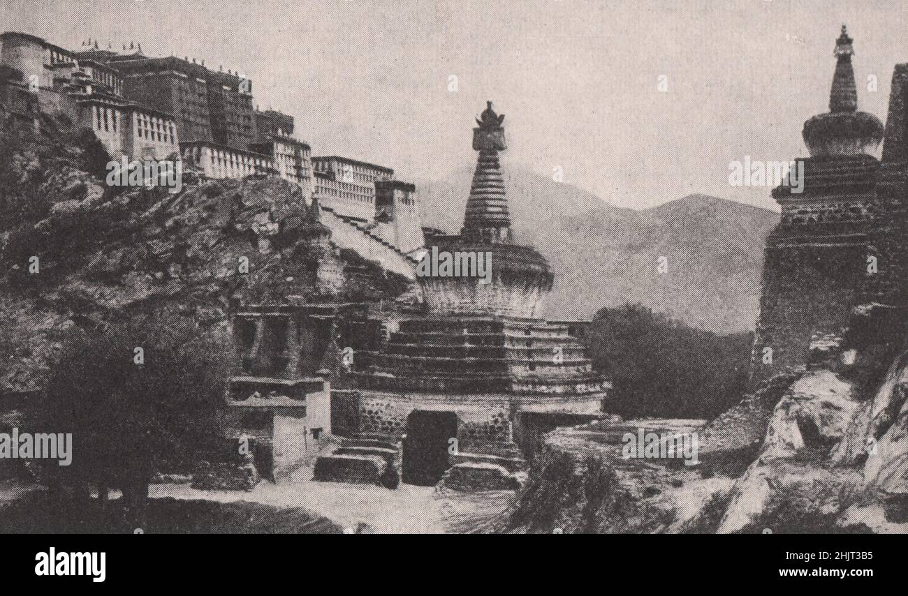 Chorten percé qui est la porte occidentale de Lhassa. Tibet (1923) Banque D'Images