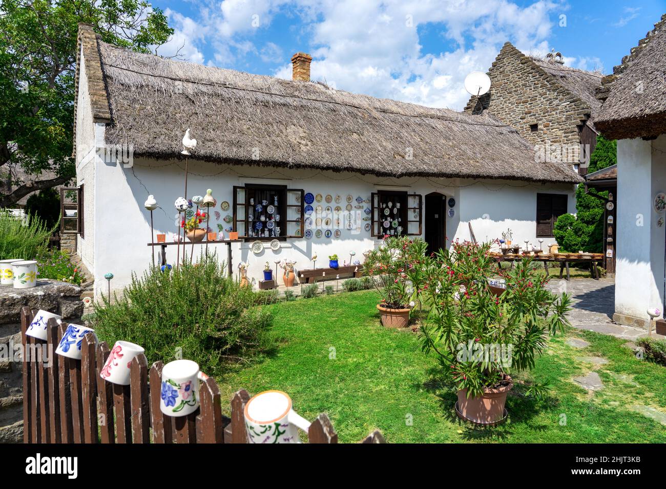 Maisons anciennes folkloriques à Tihany, sur la rive nord du lac Balaton.toute la péninsule est un quartier historique Pottery House. Banque D'Images