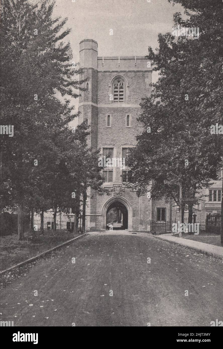 St. Mary's Gate, Victoria College, près de Queen's Park. Ontario. Toronto (1923) Banque D'Images