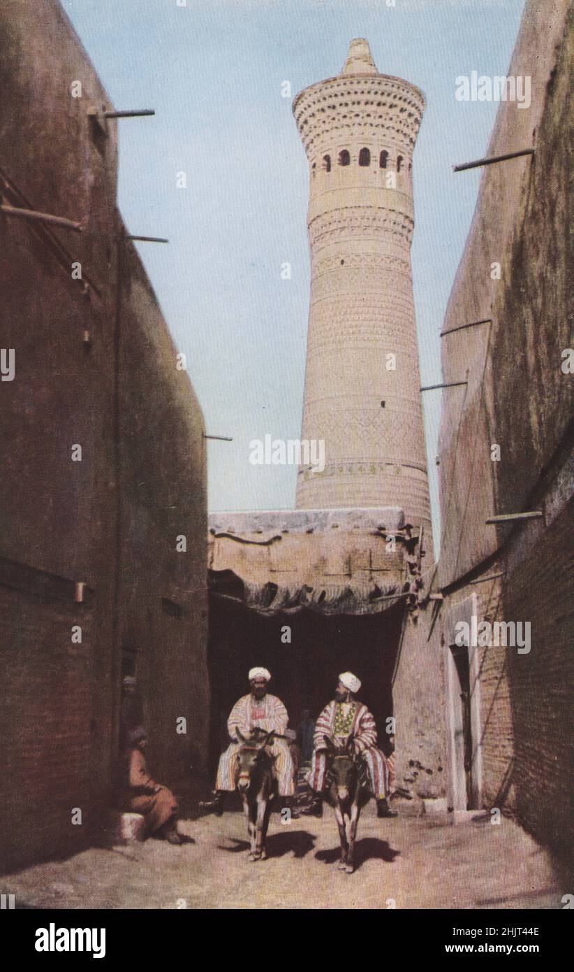 Près de la mosquée en chef des émirs, un minaret de stands de briques, de 200 pieds de hauteur, d'où les criminels de Bokhara ont été volunés. Ouzbékistan. Asie centrale (1923) Banque D'Images