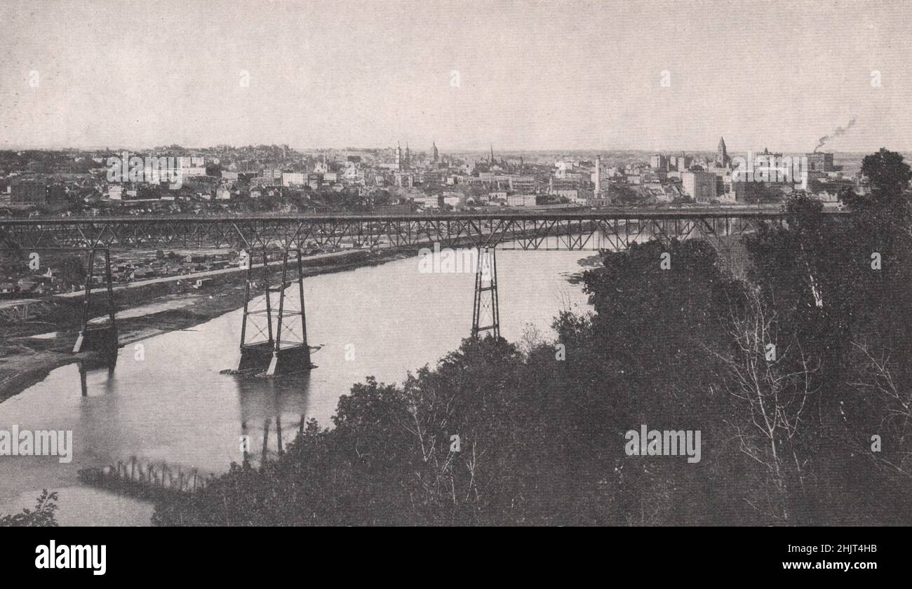 Panorama de la ville commerciale florissante de Saint-Paul, vue depuis les collines derrière le pont haut. Minnesota. États-Unis (1923) Banque D'Images