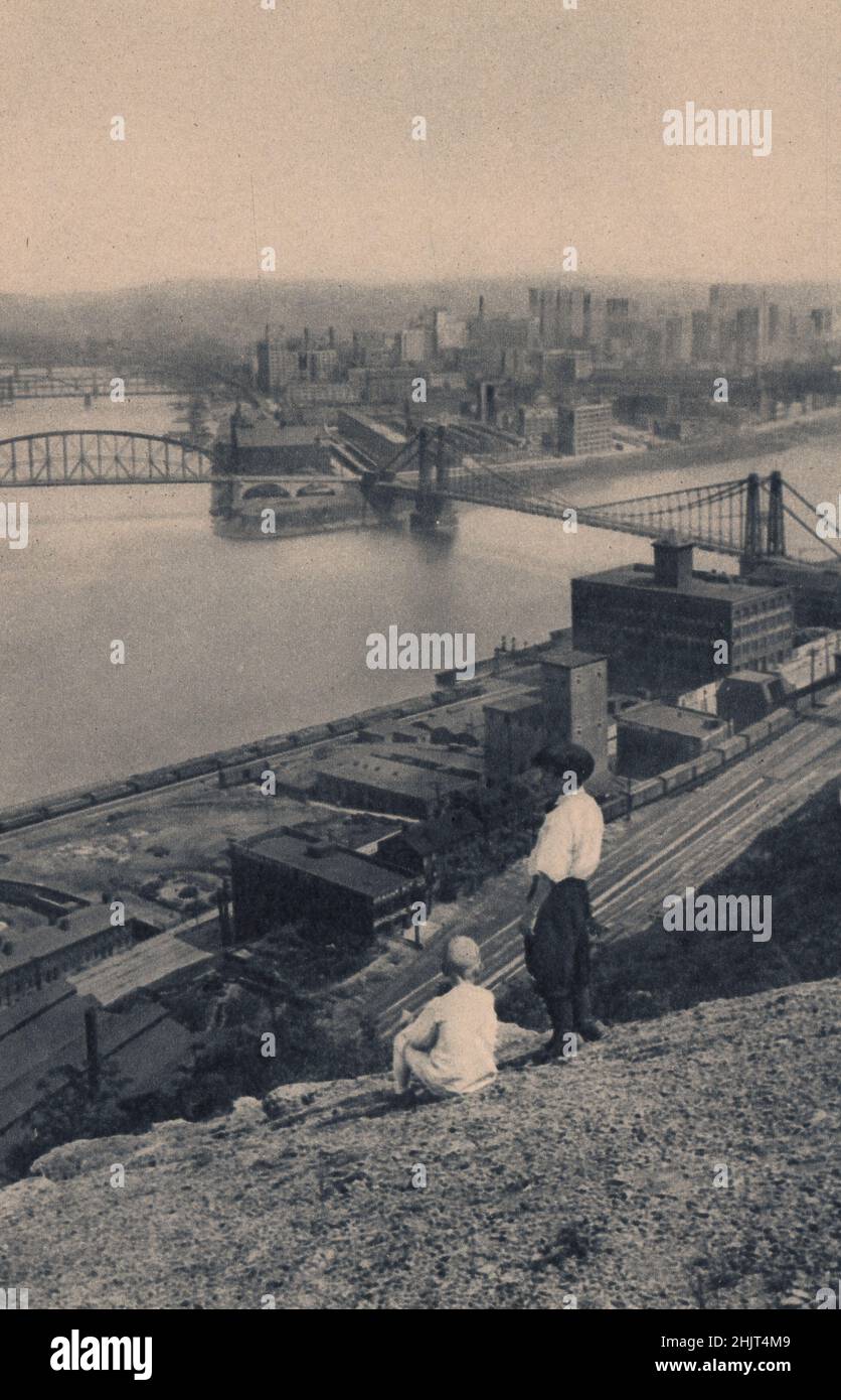 Pittsburg est embrouillé par la fumée de mille usines où les rivières Monongahela et Allegheny deviennent l'Ohio. Pennsylvanie. États-Unis (1923) Banque D'Images