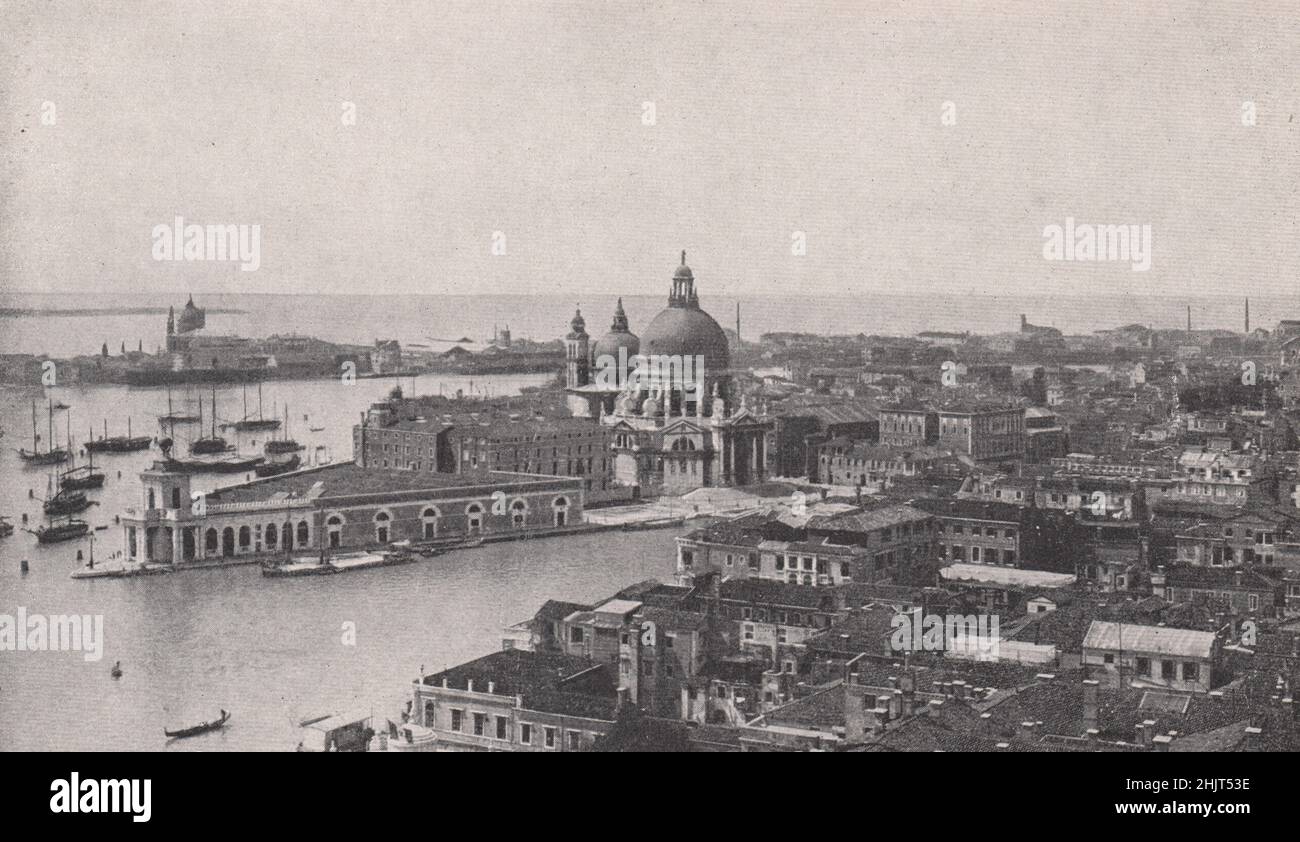 À l'extrémité est du Grand Canal et de l'église de Santa Maria Della Salute depuis le Campanile. Venise (1923) Banque D'Images