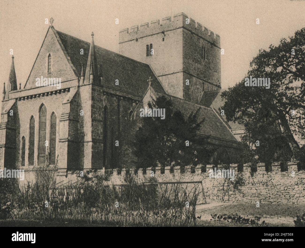 L'ancienne église prieuré de Saint-Jean, reconstruite au XIXe siècle, est maintenant la cathédrale du diocèse de Swansea et de Brecon. Pays de Galles (1923) Banque D'Images