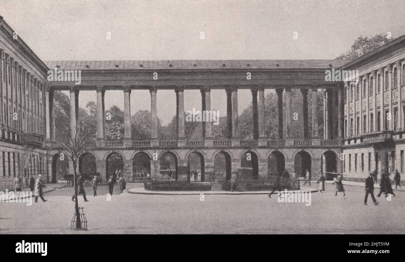 Colonnade reliant les deux bâtiments du palais Saxon et donnant accès aux jardins. Pologne. Varsovie (1923) Banque D'Images